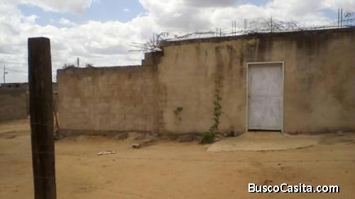 Terreno con construcción posse platabanda 