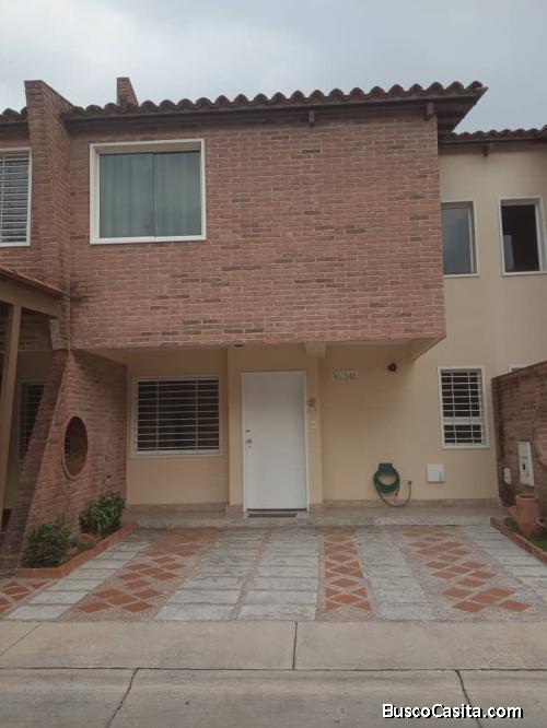 SKY GROUP vende excelente Town house en Villa Jardín San Diego 