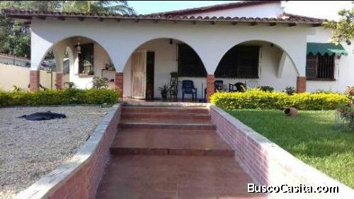 SKY GROUP Vende bella, amplía y cómoda casa campestre equipada con local comercial en Bejuma 