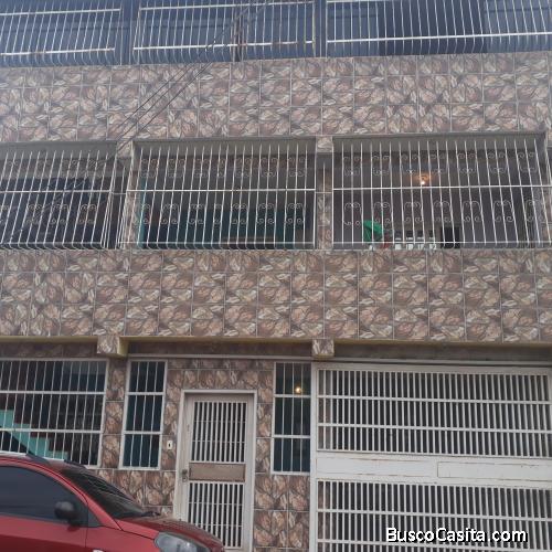 CASA DE TRES PLANTAS UBICADA EN TRONCONAL