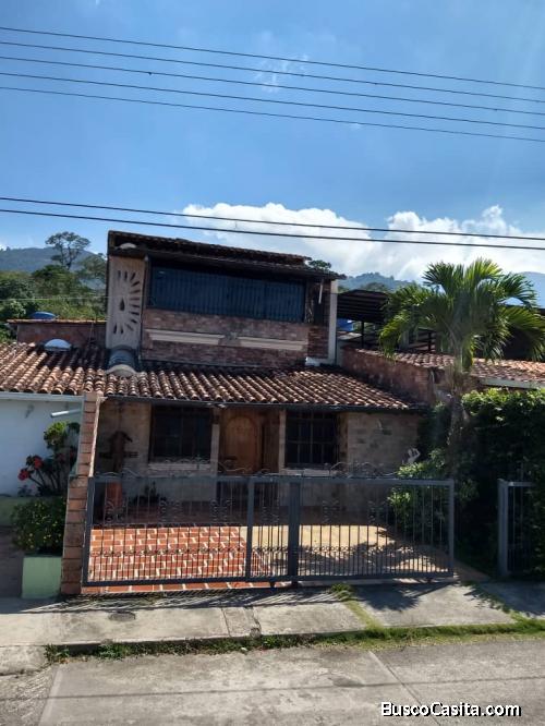 Casa bella lista para disfrutarla con agradable Clima de Montaña // +(58)414-897.10.33
