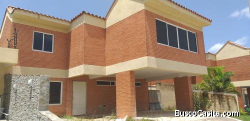 FOCUS INMUEBLES VENDE Casaquinta en Lomas del Country Club