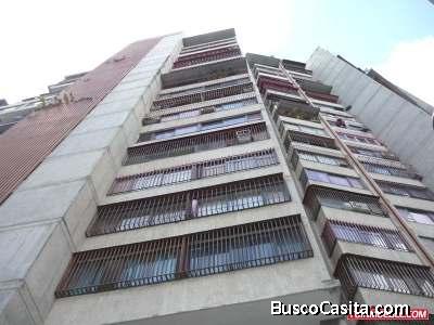 Lindo apartamento  en la urbanización JPII , excelente vista piso intermedio, tiene cerca los servic
