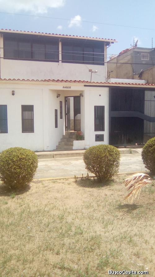 En venta Acogedora casa de dos niveles con bella cocina en Villa