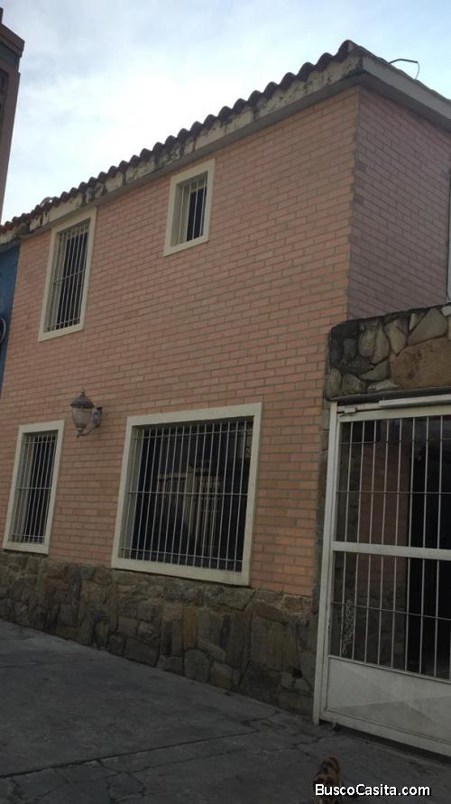 FOCUS INMUEBLES VENDE Apartoquinta en Urb. Los Mangos, RC19-02