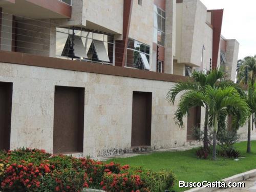 SKY GROUP Vende hermoso y espacioso Thown House en Obra Gris en La Floresta