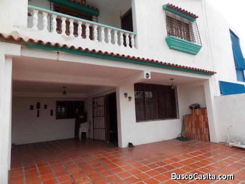 Vendo TownHouse  2 plantas en Avenida principal. Urbanización La Esmeralda. San Diego. Venezuela. 