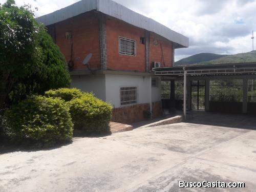 Hermosa Quinta De 2 Pisos Con Gran Terreno Y Totalmente Terminada