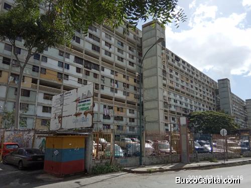 vendo apartamento en sector 23 de enero muy espacioso comodo y bien distribuido con estacionamiento