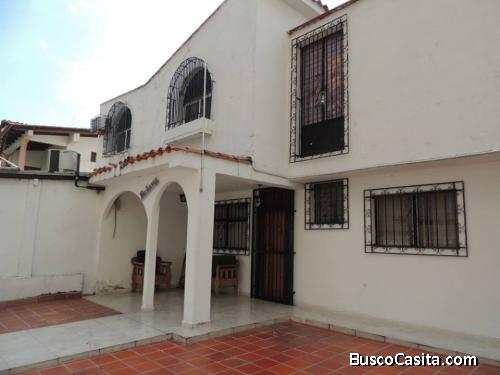 SKY GROUP Vende hermosa Casa-Quinta en Urb El Centro de dos plantas