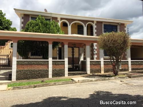 EN VENTA Quinta en Urb. Valles de Camoruco, GH19-09