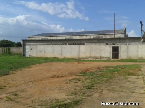 VENDO TERRENO CON CASA GALPONES Y PISCINA