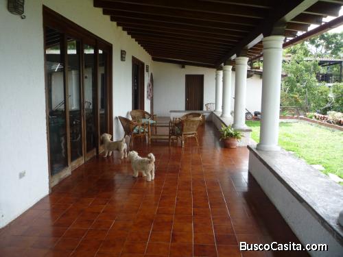 ESPECTACULAR CASA-QUINTA ESTILO COLONIAL .  ZONA EXCLUSIVA EN S.A.DE LOS ALTOS