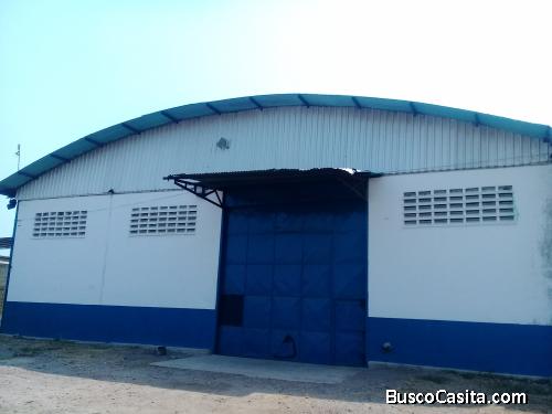 Se Alquila Galpon De 1.400 Mts.2 En Barcelona, Frente Al Aeropuerto
