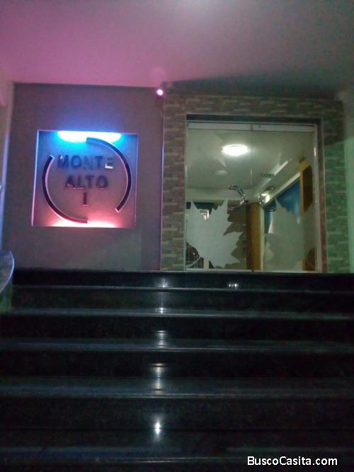 SKY GROUP Vende hermoso apartamento en la Urb. Los Chaguaramos, Edif. Monte Alto. 