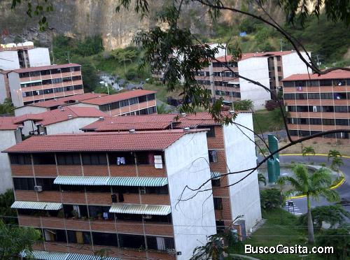 CAMBIO ¡  APT. EN CARACAS ,... POR  CASA  LA  COLONIA  TOVAR