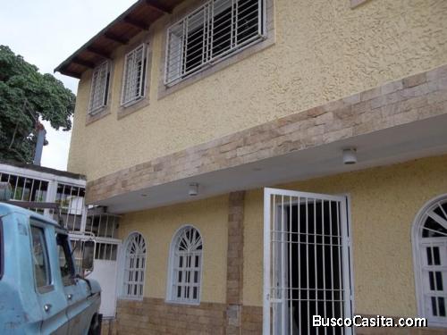 Alquilo práctica Oficina en calle acuario, el limón, Maracay.