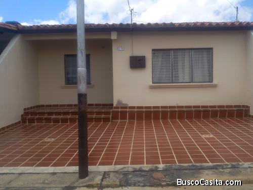 CASA EN VENTA  URB LOS BUCARES