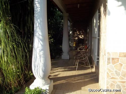 Casa En Venta En Terreno De 864mts2 R4, El Limón Maracay