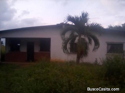 REMATO COMODA CASA CON TERRENO EXCELENTE OPORTUNIDAD