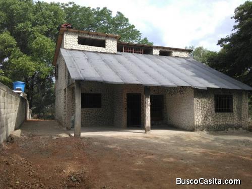 SE VENDE CASA DE DOS PLANTAS CON AMPLIO TERRENO 