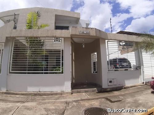 Se ofrece en Venta Hernoso y moderno TH en la Urb. Yara Yara semiamoblado