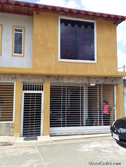 Se ofrece en Venta Comoda y amplia casa de dos niveles en la Urb. La Esperanza