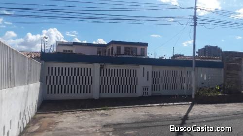 Se ofrece para la Venta comoda y amplia casa de dos niveles en la Urb. Jardin Levante semiamoblada