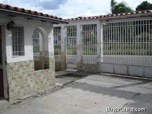 Se vende casa muy centrica y con amplio espacio para construir.....