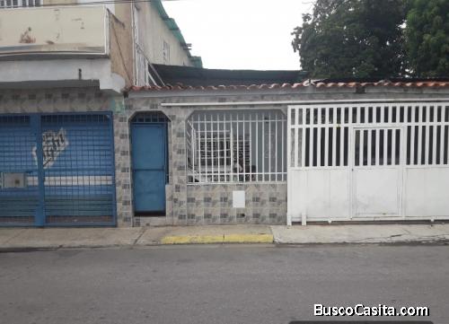 Vendo Casa con negocio licorería-abasto