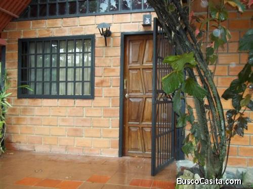 Vendo chalet rústico en zona privada el limón, Maracay.