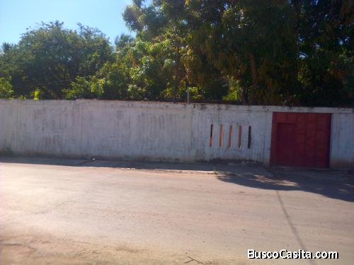 Casa ubicada en esquina ,Via principal