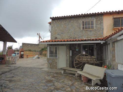 VENDO AMPLIO TOWN HOUSE EN LLANO ALTO CARRIZAL