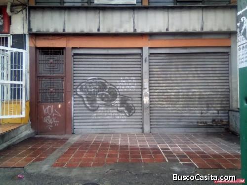 Edificio con Local Comercial y dos apartamentos