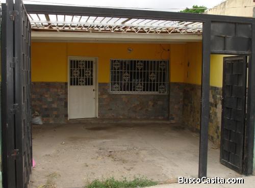 SE VENDE COMODA CASA ZONA OESTE