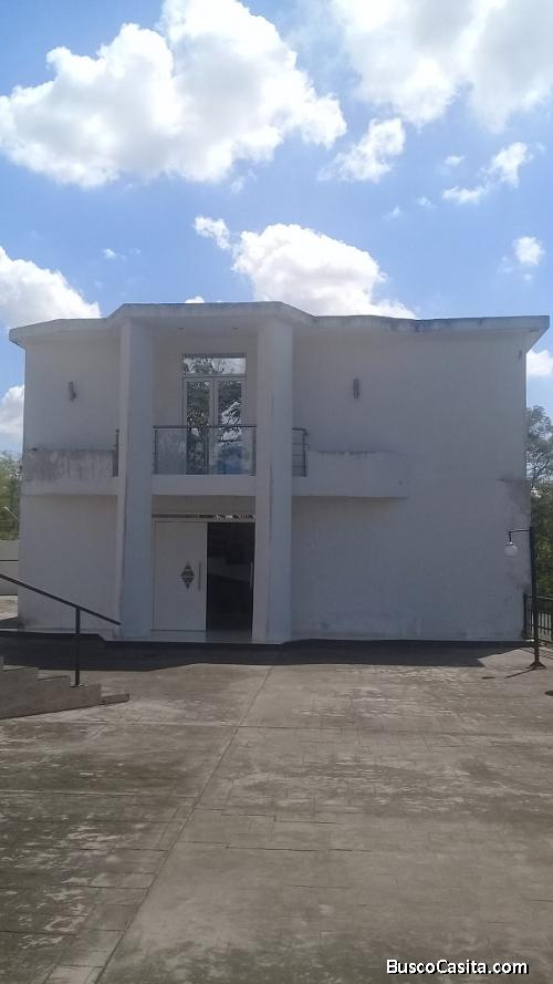 SKYGROUP vende casa en las Colinas de guataparo totalmente amoblada.