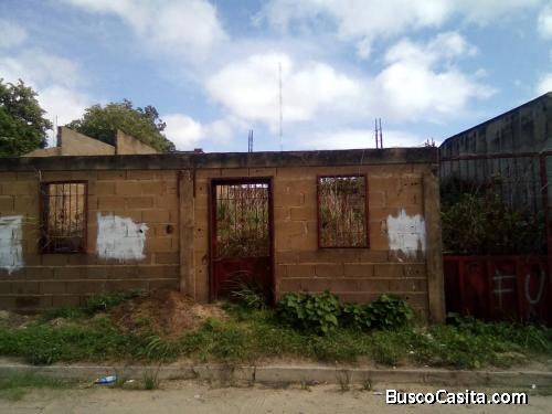 Terreno cercado en la Urb