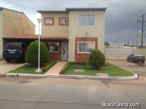 Se Vende Lujoso Tonw House listo de habitar