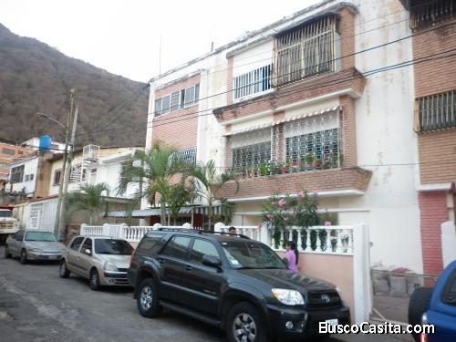 Vendo Apto en Macuto (Vargas) o lo cambio por Casa con patio en Vargas o Caracas.