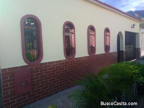 FOC-607 Encantadora casa en la Urb la Esmeralda 