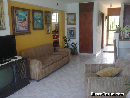 VENDO APARTAMENTO DE 92 M2 EN URB. PLAYA GRANDE, EN LA GUAIRA, FRENTE AL MAR