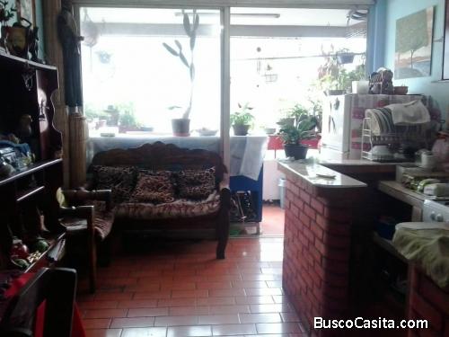 Apartamento 5 ambientes, 3 habitaciones, 1 baño - en Sabana Grande