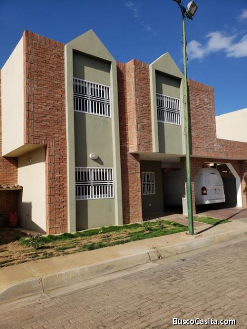 SE VENDE CASA CONJ. RES. PRIVADO VILLA ZARAGOZA