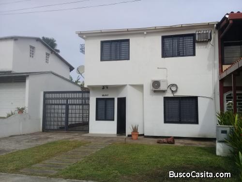 CASA EN CONJUNTO CERRADO