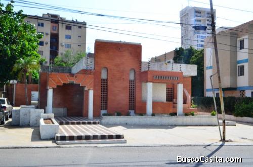 En Alquiler, amplia oficina, ubicada en la calle 64 entre bella vista y la Av. 3f. 