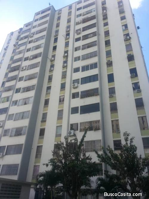 Apartamento en Venta en el Este Frente al C.C. Las Trinitarias
