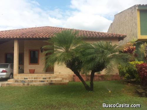 HERMOSA VILLA EN GUATAPARO. LAGUNA NORTE