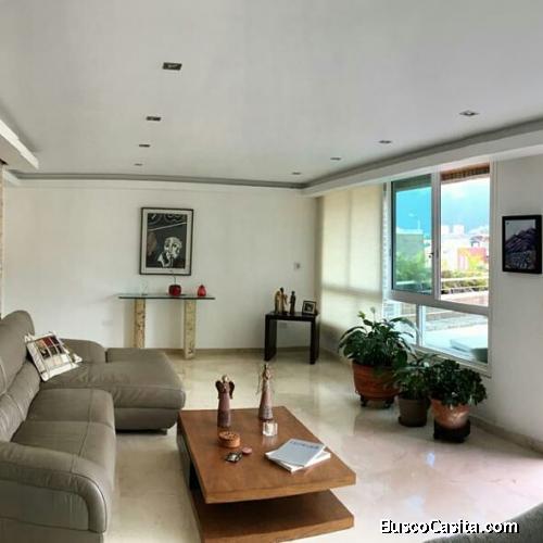 EN SANTA CECILIA, casa parcialmente remodelada, en calle cerrada con vigilancia