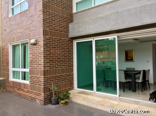 EN URBANIZACIÓN ESCAMPADERO. Excelente Planta Baja de 2 habitaciones y tres baños