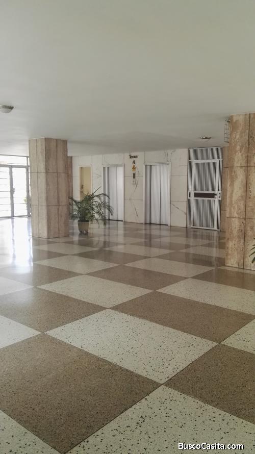 EN COLINAS DE BELLO MONTE-Apartamento de 3 haitaciones, en calle cerradacon Vigilancia